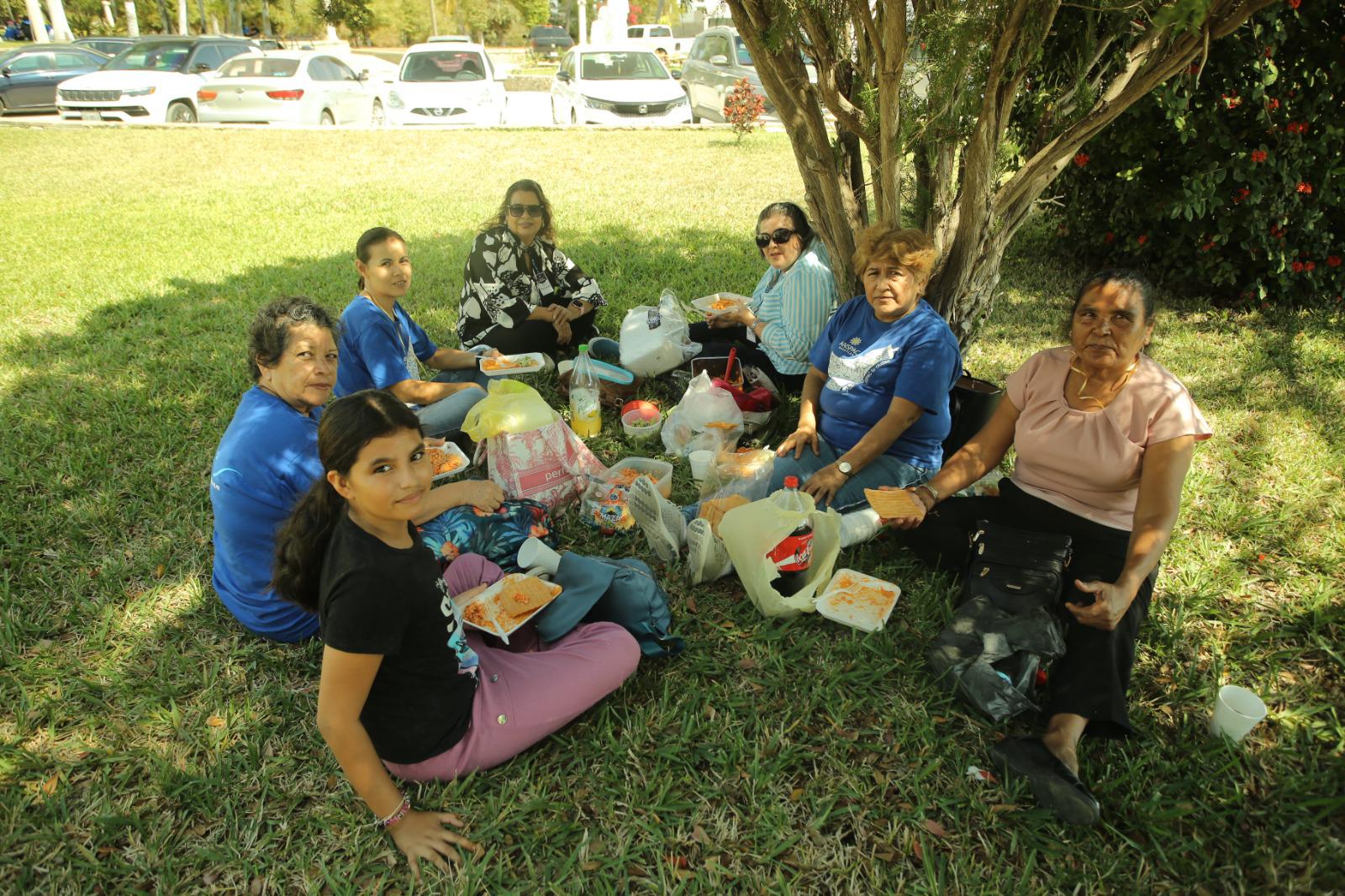 $!Renata Bonilla, Andrea Mendoza, Doris Siqueiros, Thelma Yee, Martha Lizárraga, Reyna Vega y Natalia Flores, de la Unidad de la Parroquia Divino Redentor.