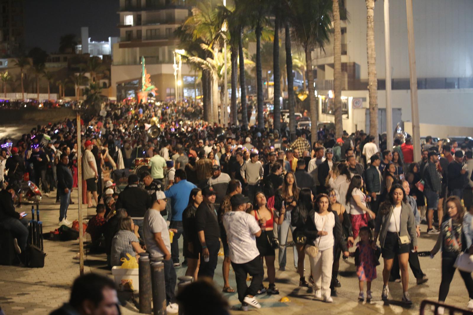 $!Acuden miles de personas del Carnaval a Olas Altas y la Plazuela Machado