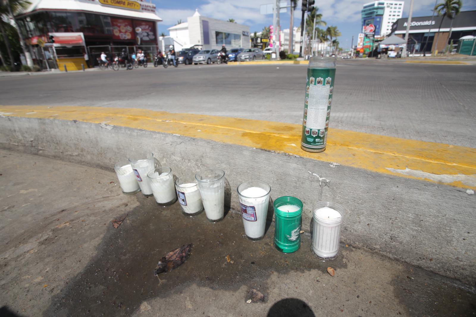 $!Muestra glorieta ‘La Perla del Pacífico’ huellas del accidente automovilístico del fin de semana, en Mazatlán