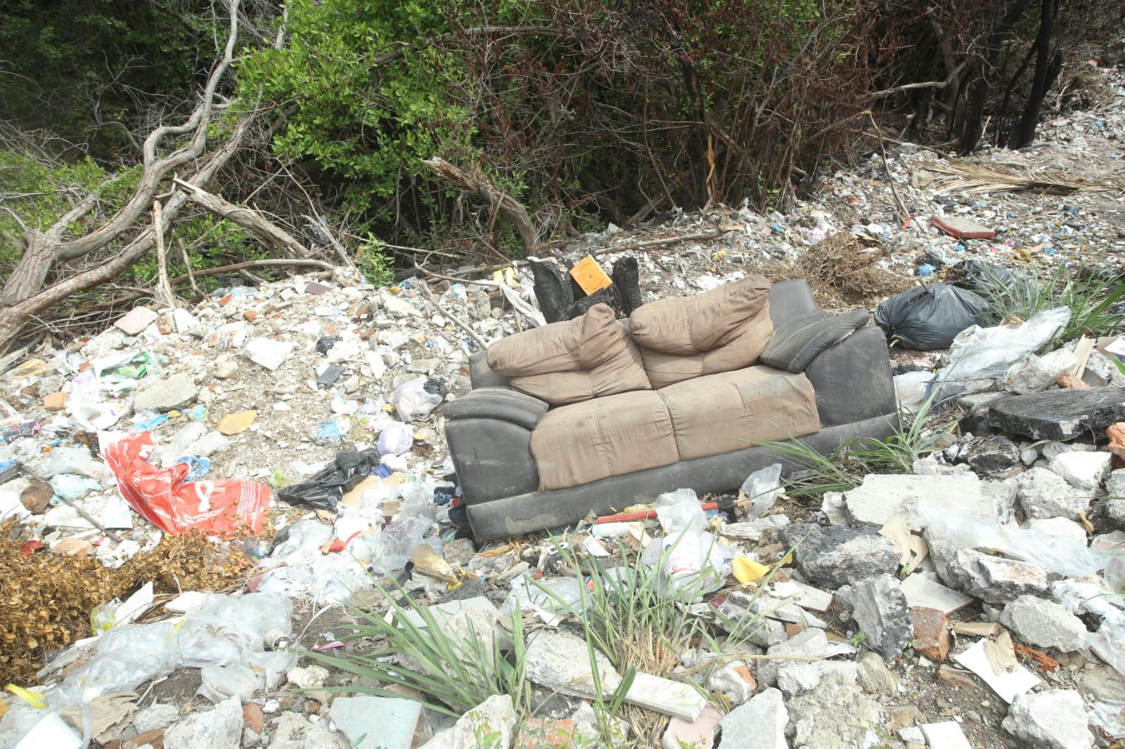 $!Acaban de limpiar y... ¡otra vez! están llenos de basura los márgenes del Estero del Infiernillo
