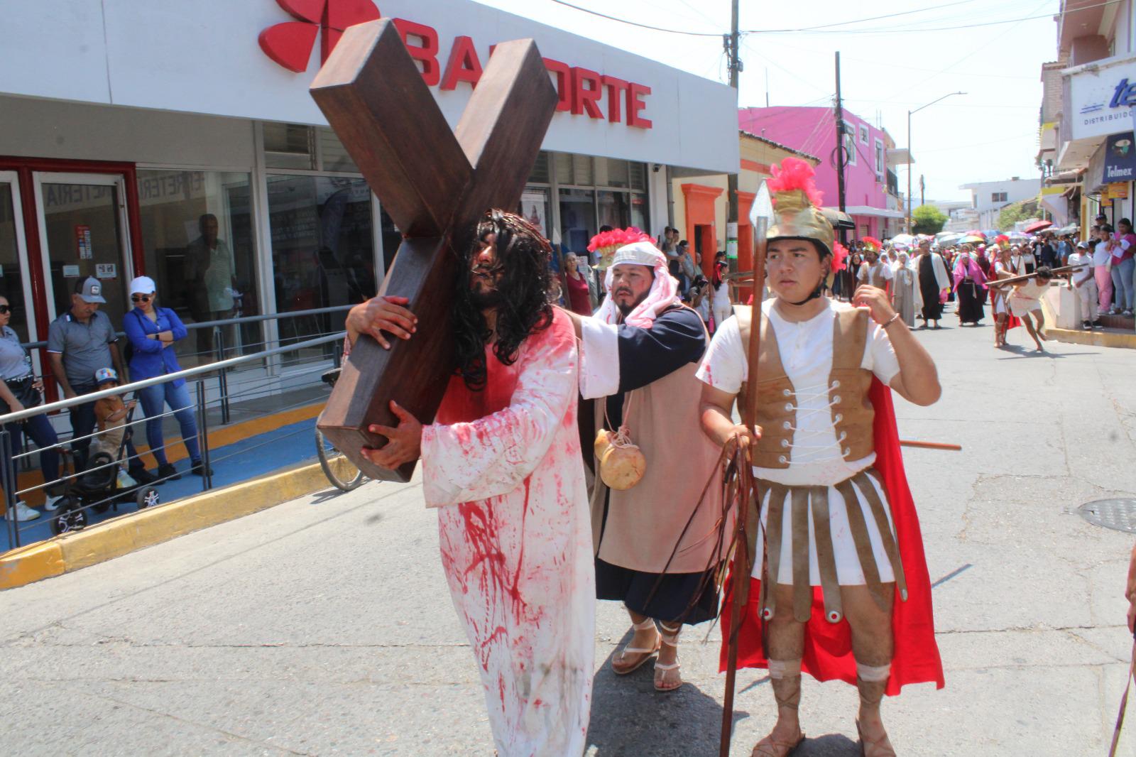 $!Reviven la pasión de Cristo en el ya tradicional Viacrucis viviente, en El Rosario