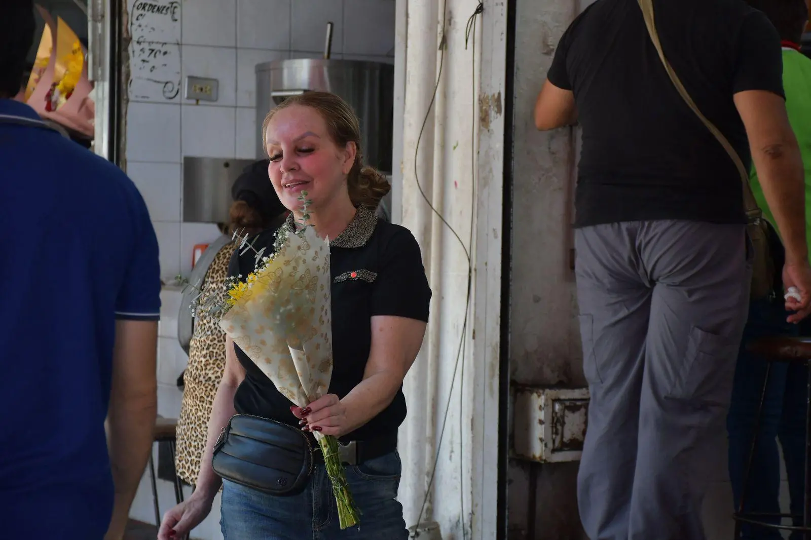 $!Cae la venta de flores amarillas en el Mercado de las Flores de Culiacán