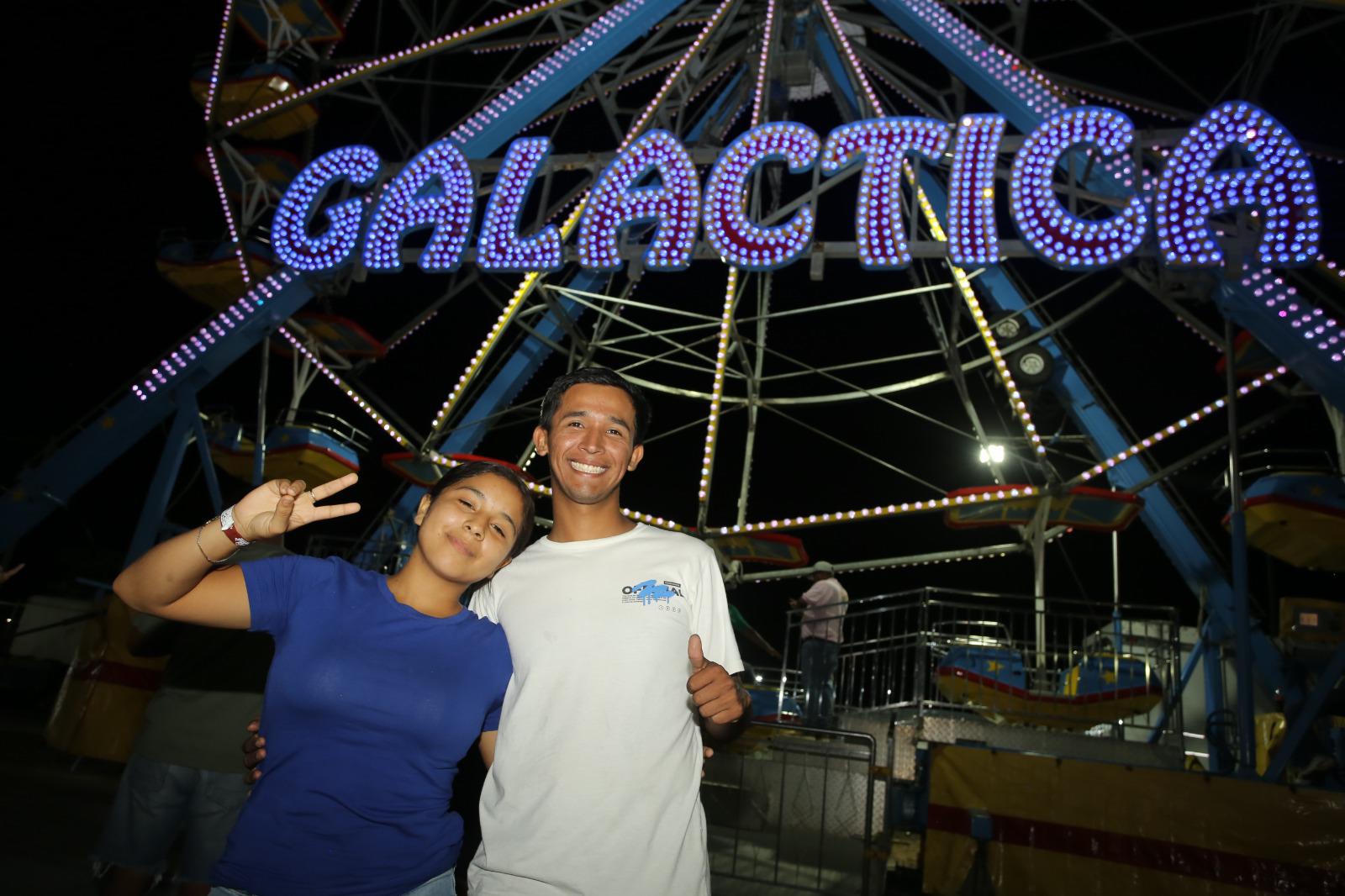 $!Los asistentes viven momentos de adrenalina y diversión en los juegos mecánicos instalados en la feria.