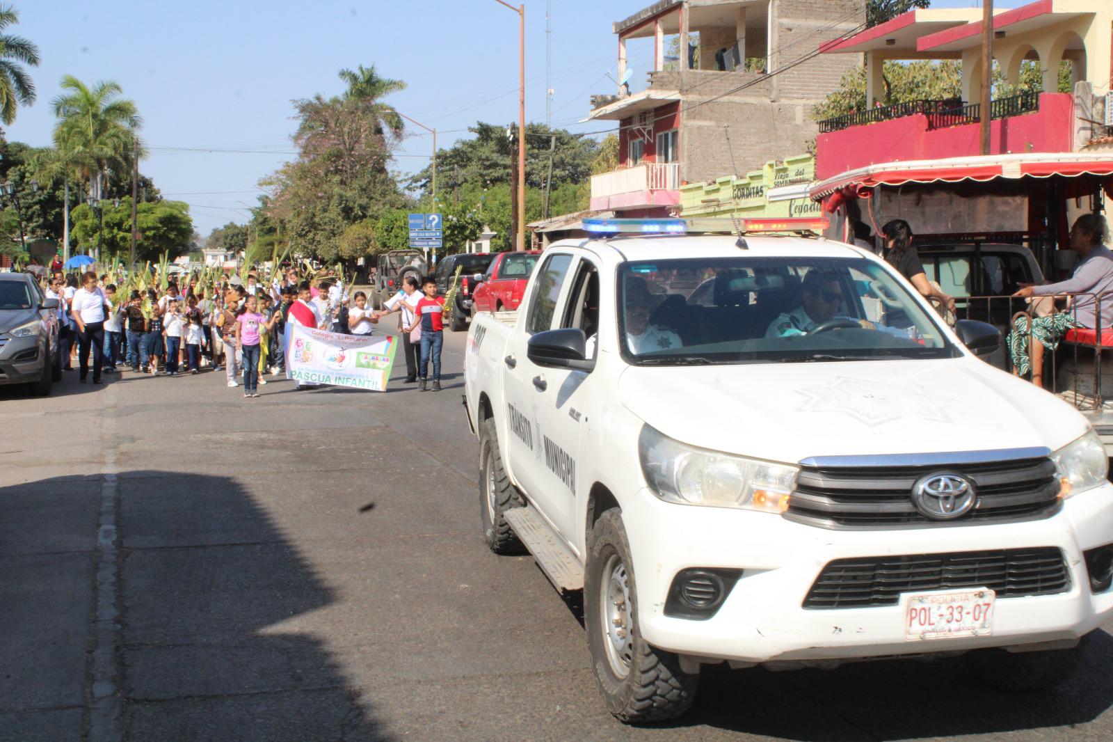 $!Niños y adultos celebran el inicio de la Semana Santa con el Domingo de Ramos en Rosario