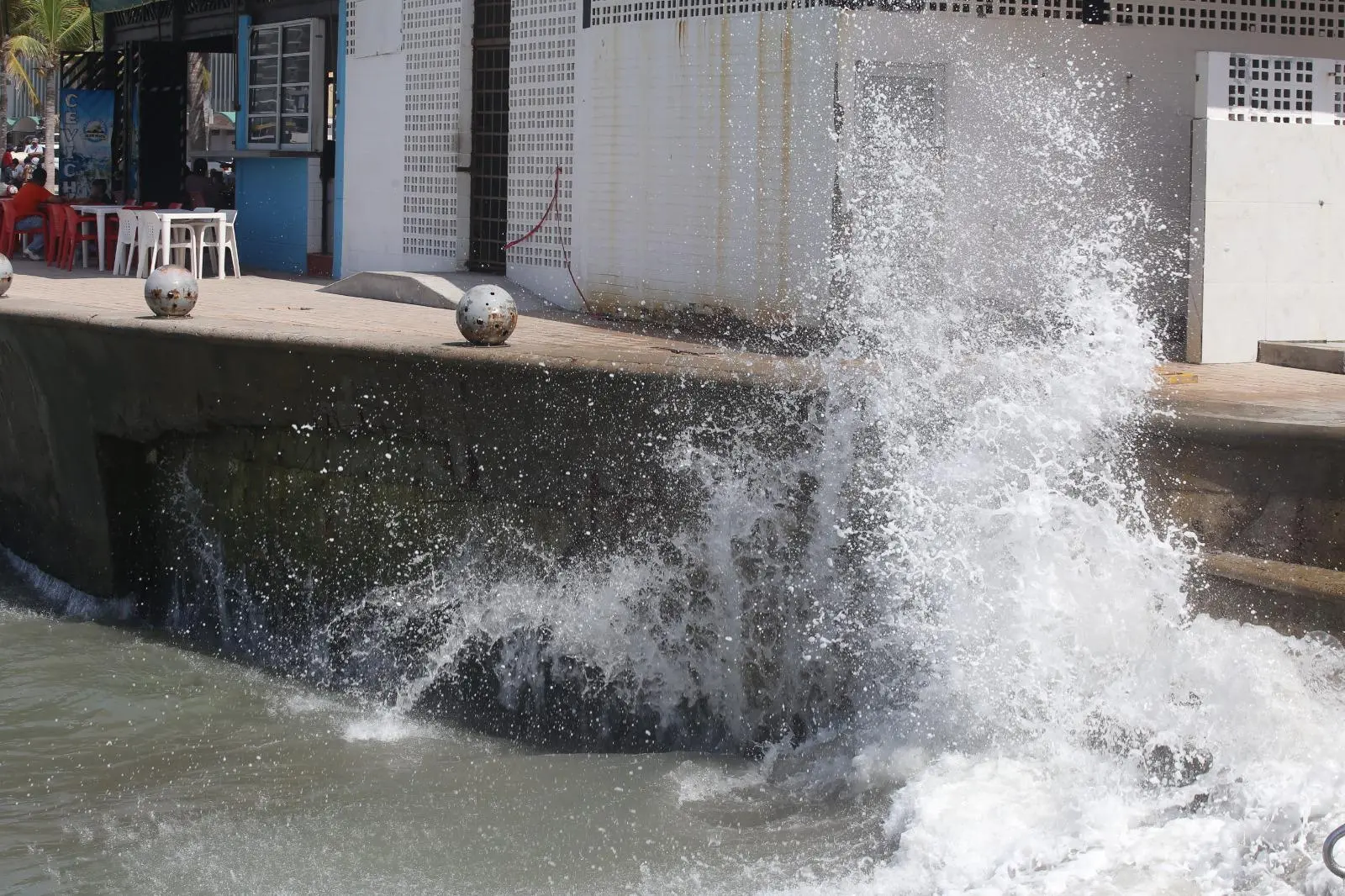 $!Muestras deterioro por erosión escaleras de acceso en Playa Norte de Mazatlán
