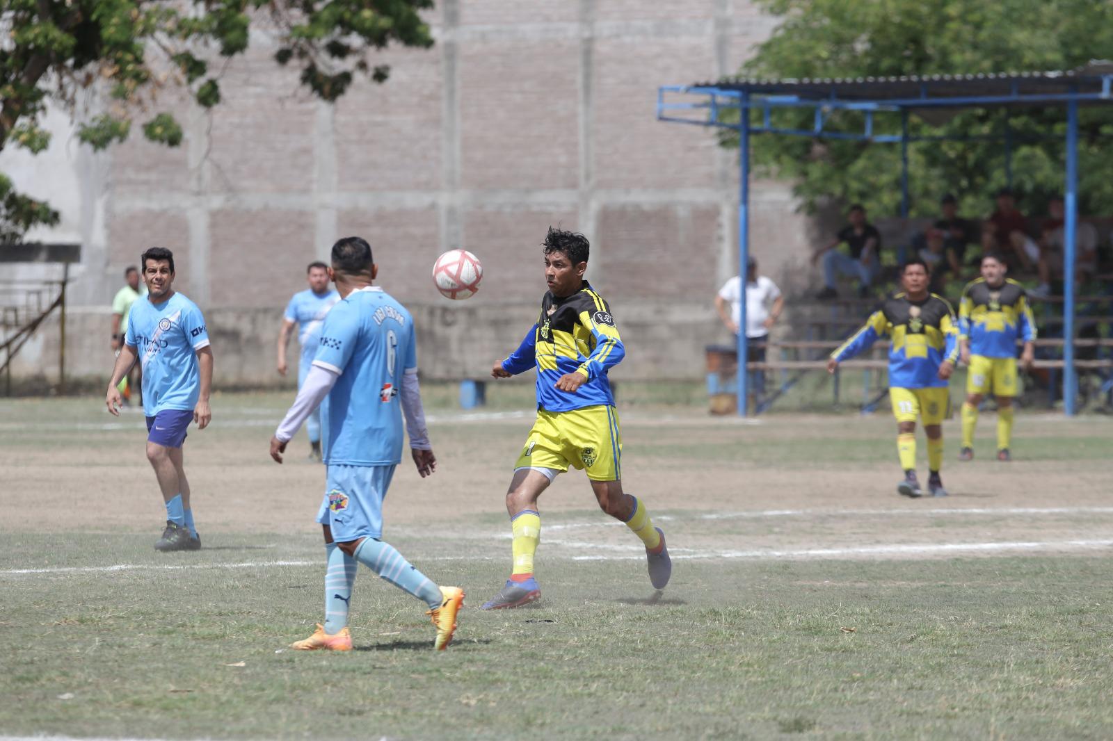 $!Liga CROM-Frutería Bernal rompe hegemonía de Servigrúas en Futbol Veteranos Diamante