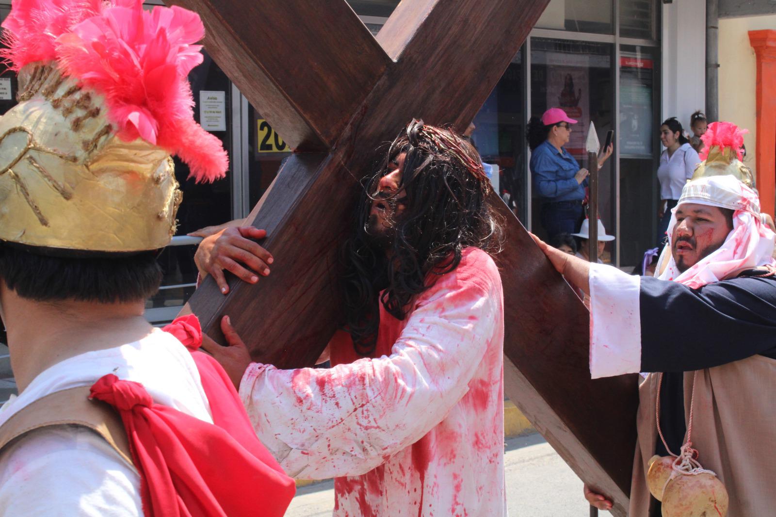 $!Reviven la pasión de Cristo en el ya tradicional Viacrucis viviente, en El Rosario