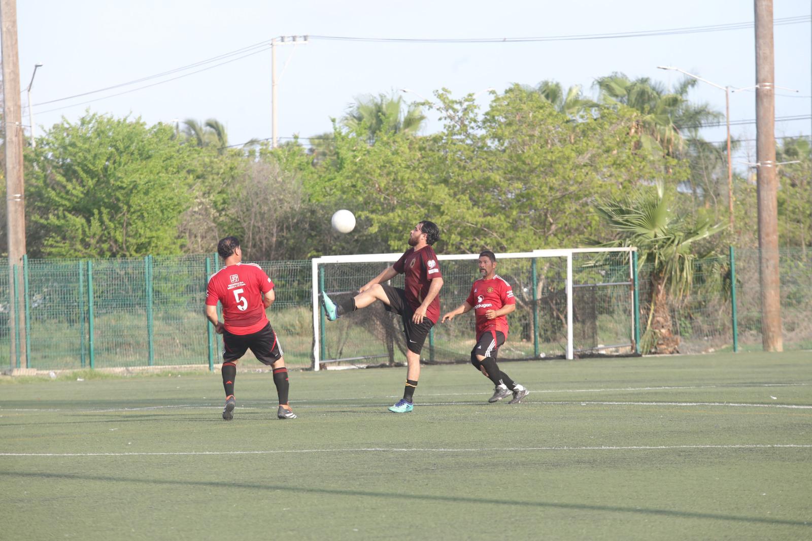 $!Aluminio y Cristales El Pollo da primer paso a final de Liga Superveteranos