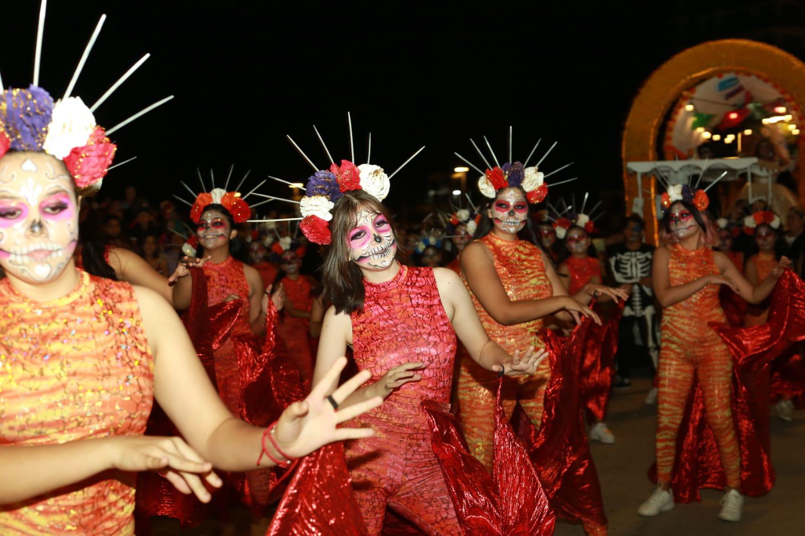 $!Los asistentes disfrutaron de las comparsas que desfilaron por Olas Altas.