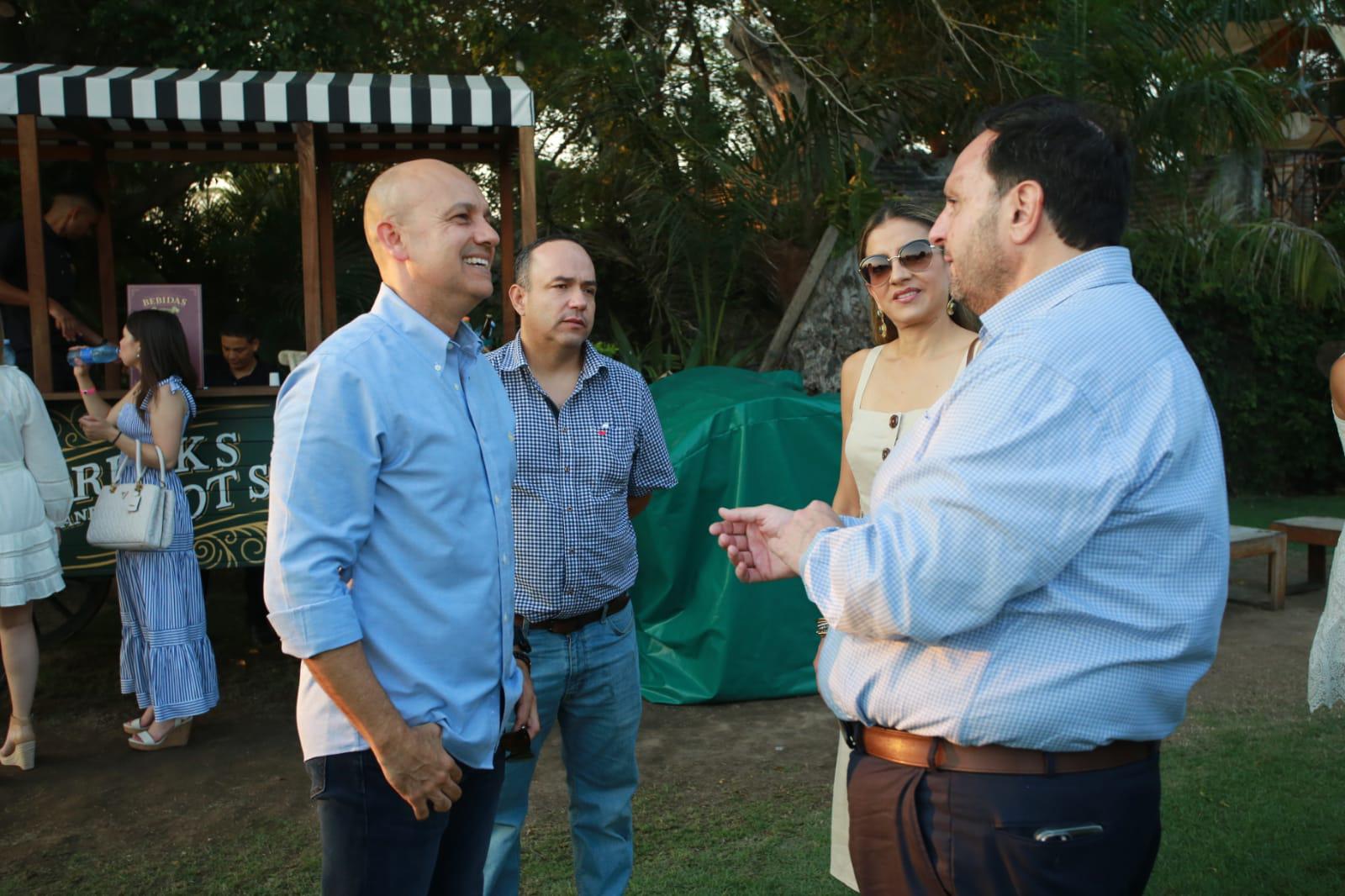 $!Everardo Velarde Miller, Rodolfo Silveyra, Celeste Ramírez de Velarde y Germán González Bernal, en plena charla.