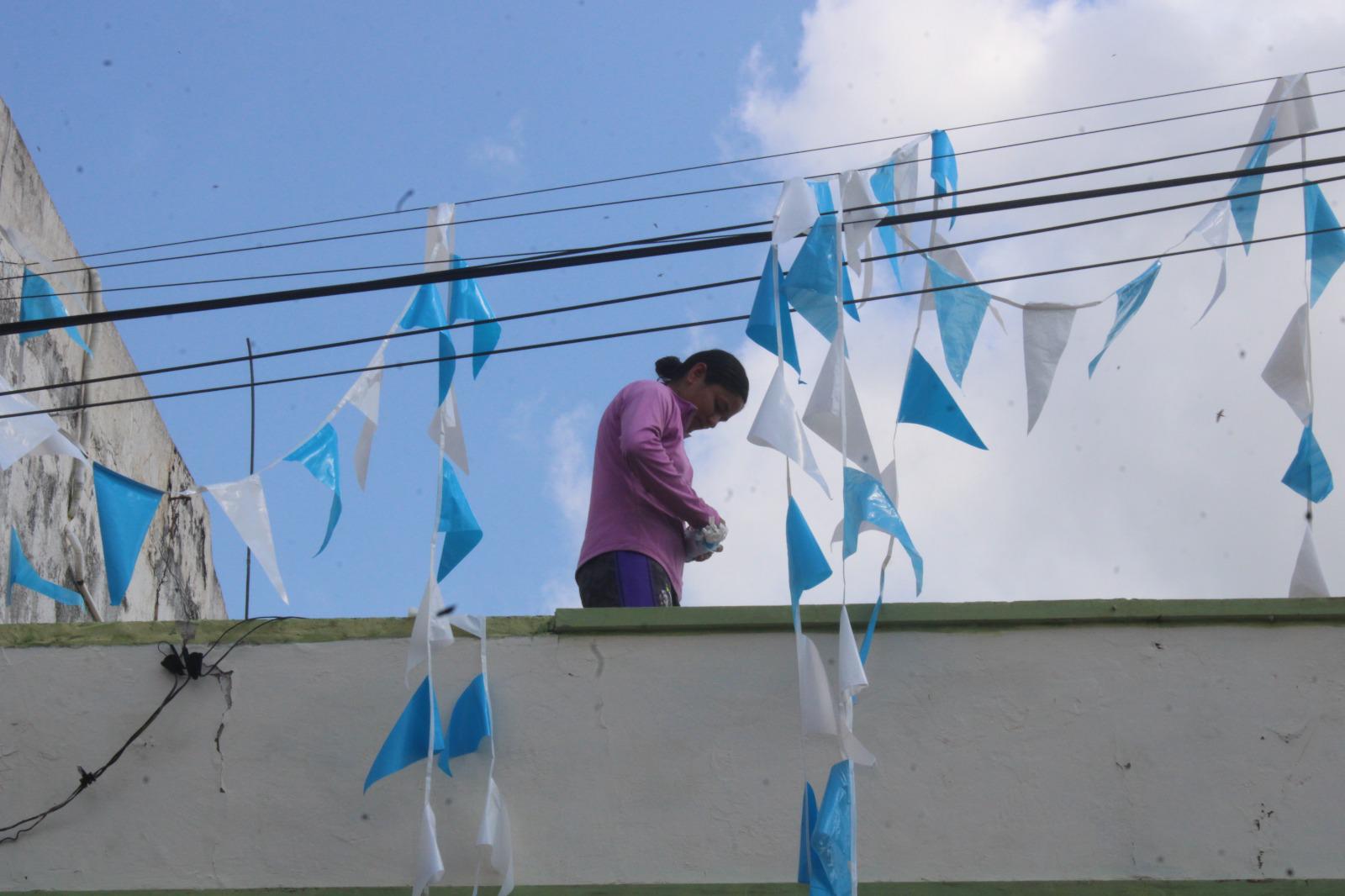 $!‘Chiquita’ decora desde hace 15 años con banderitas las fiestas de la Virgen del Rosario
