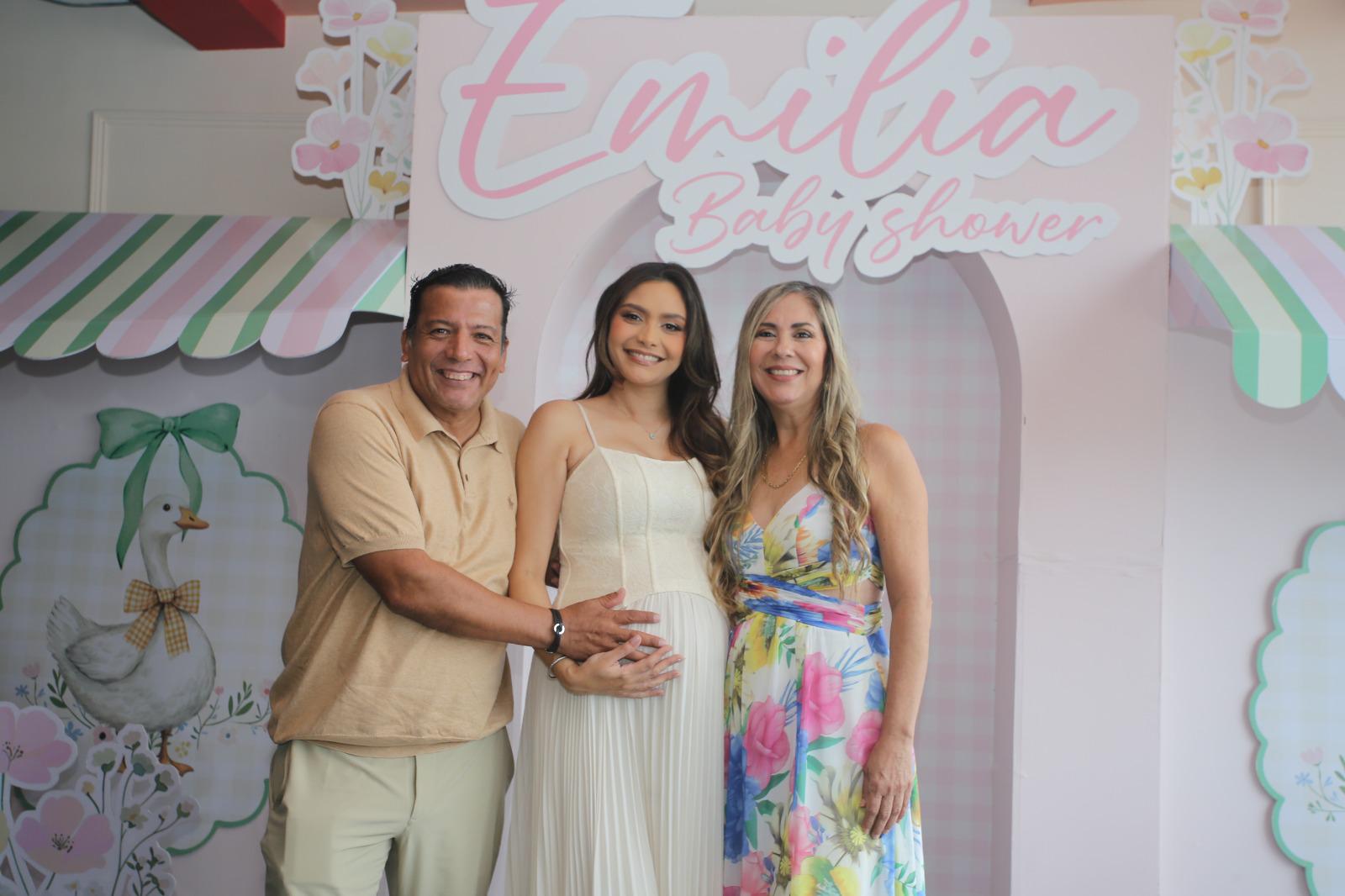 $!La futura mamá entre sus suegros, Arturo Arévalo Sánchez y Wendy Gómez de Arévalo.