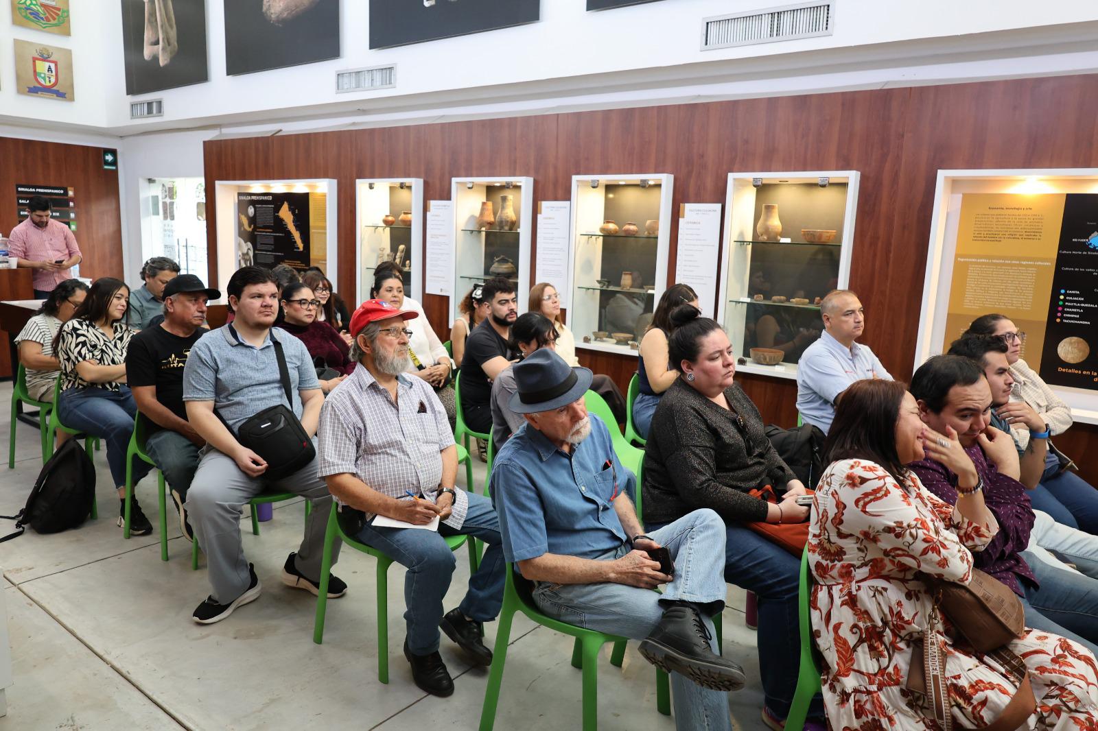 $!Un numeroso público escuchó con interés el tema sobre la historia del cine como entretenimiento.