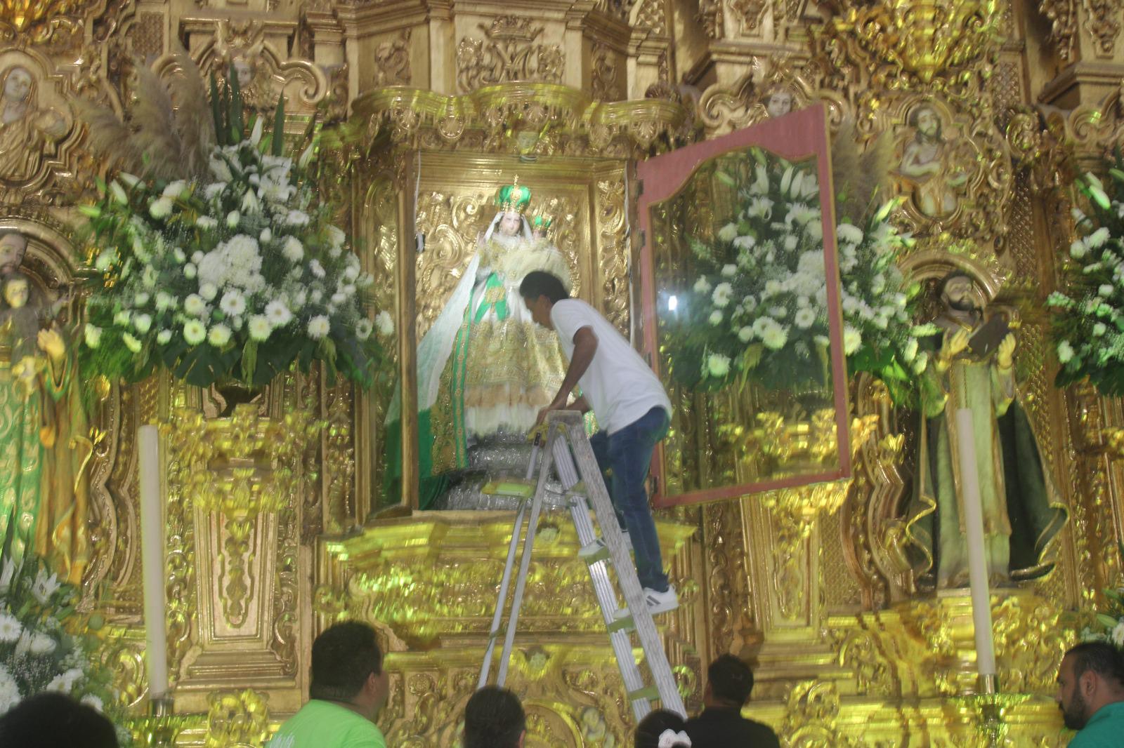 $!Jesús Manuel con devoción ha dedicado 30 años de su vida a bajar a la Virgen del Rosario