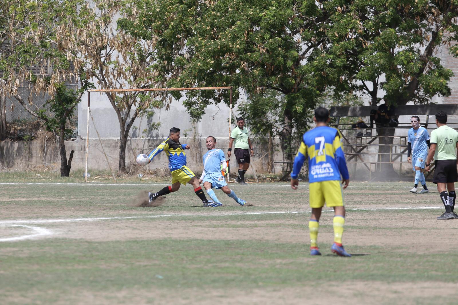 $!Liga CROM-Frutería Bernal rompe hegemonía de Servigrúas en Futbol Veteranos Diamante