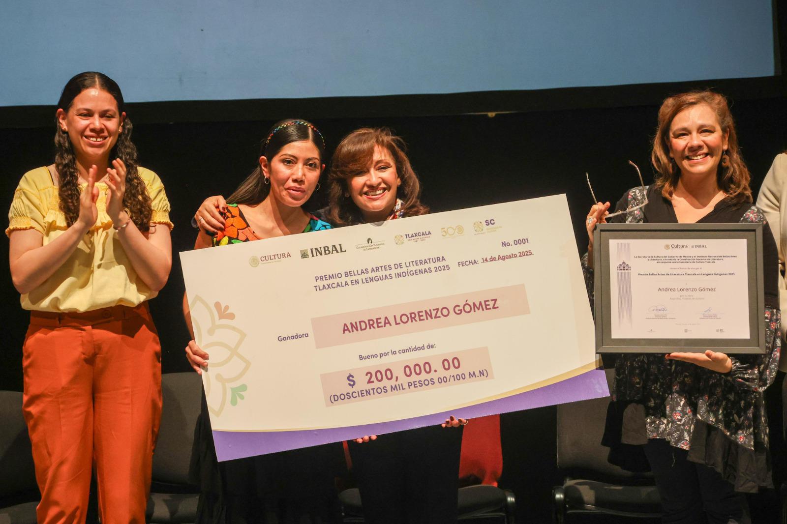 $!La escritora recibió un premio económico.