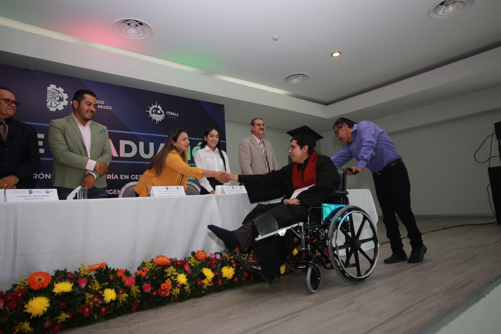 $!Muy contento José Ángel Zamora Valdez, egresado de Ingeniería Mecánica, subió en sillas de ruedas a recibir sus documentos, ya que está en recuperación después de un accidente que tuvo.