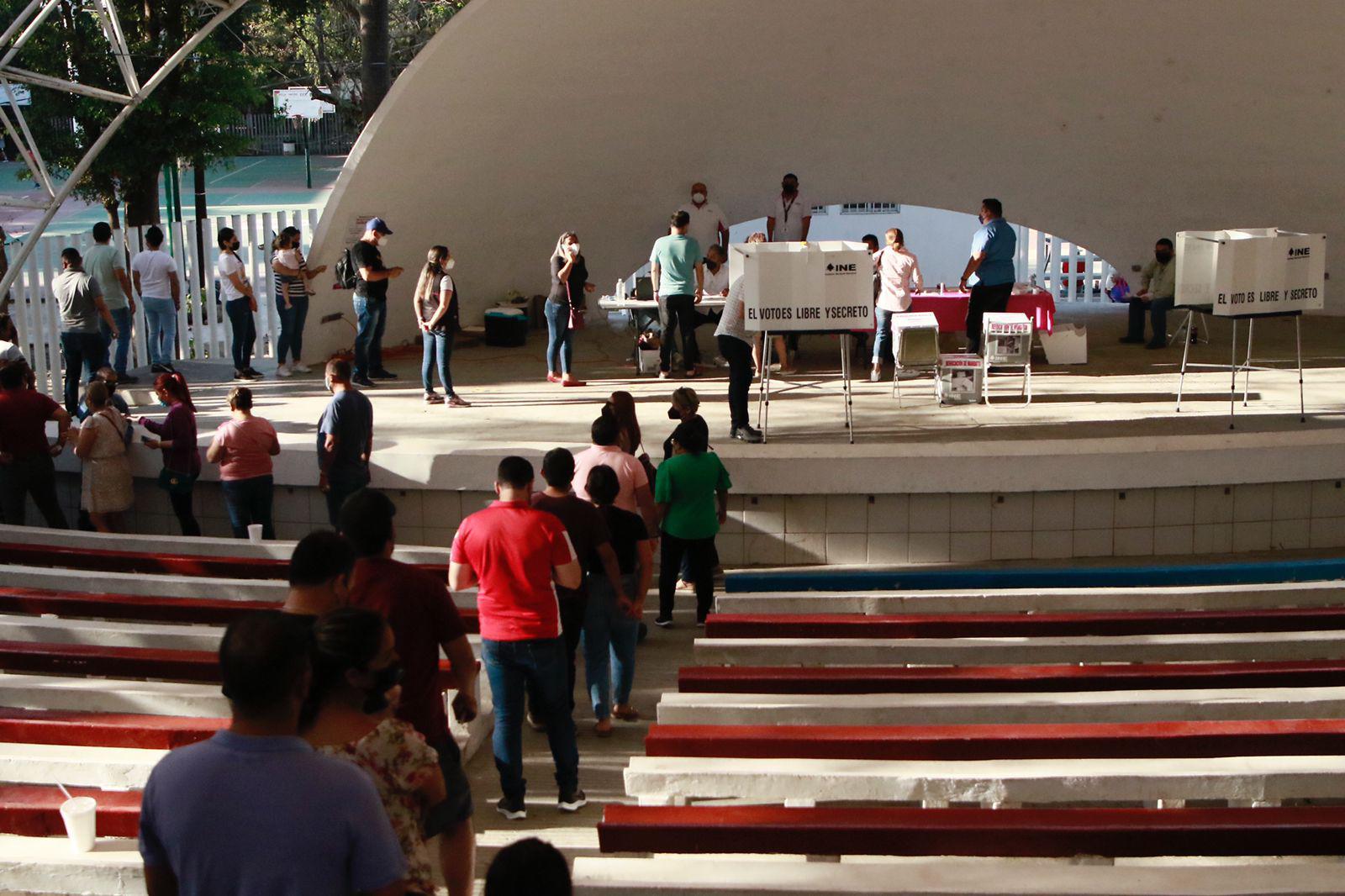 $!En Culiacán, pese al cierre de casillas, ciudadanos seguían llegando a votar