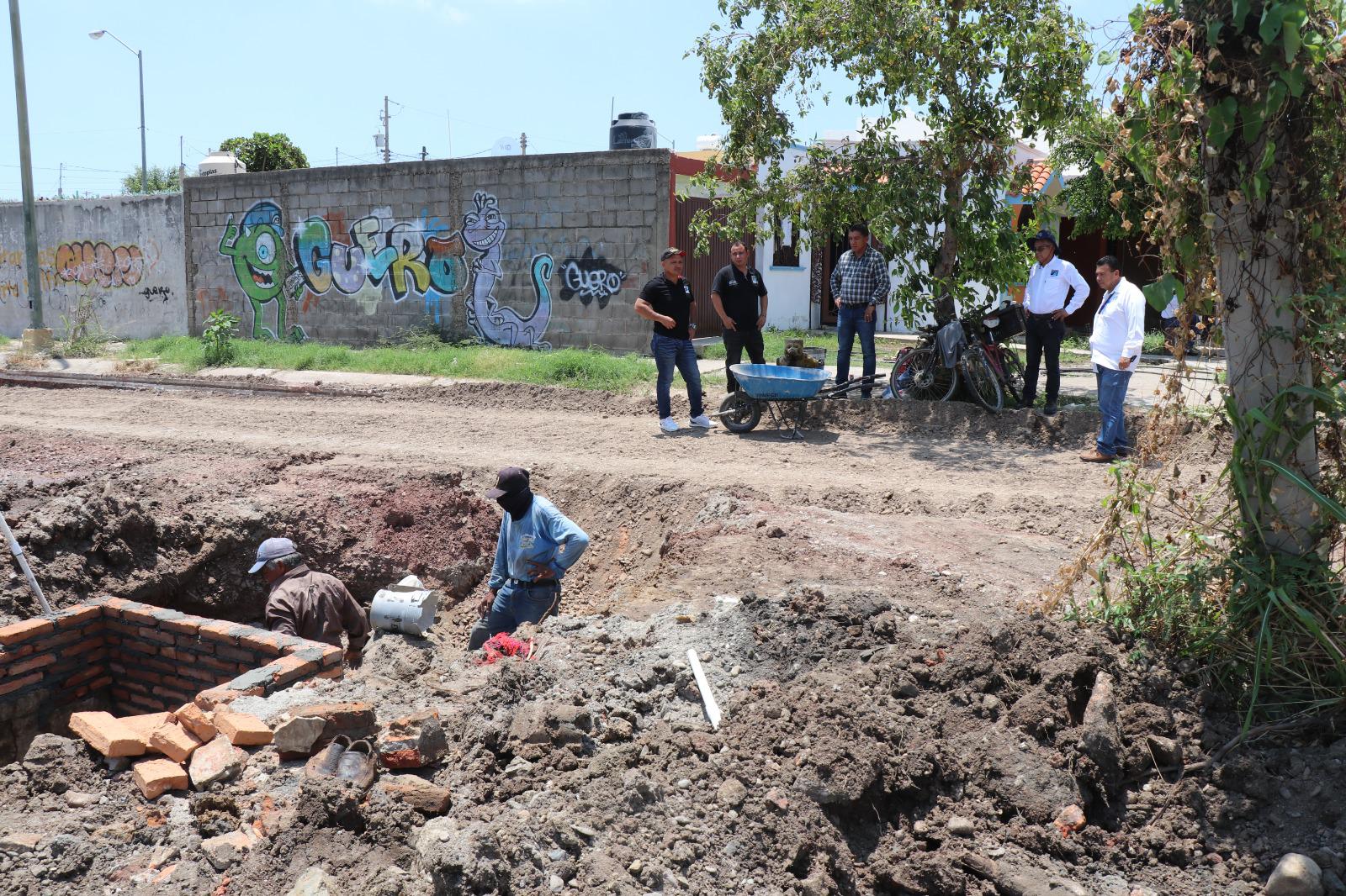 $!Repara JUMAPAM socavón en el Fraccionamiento La Campiña en Mazatlán