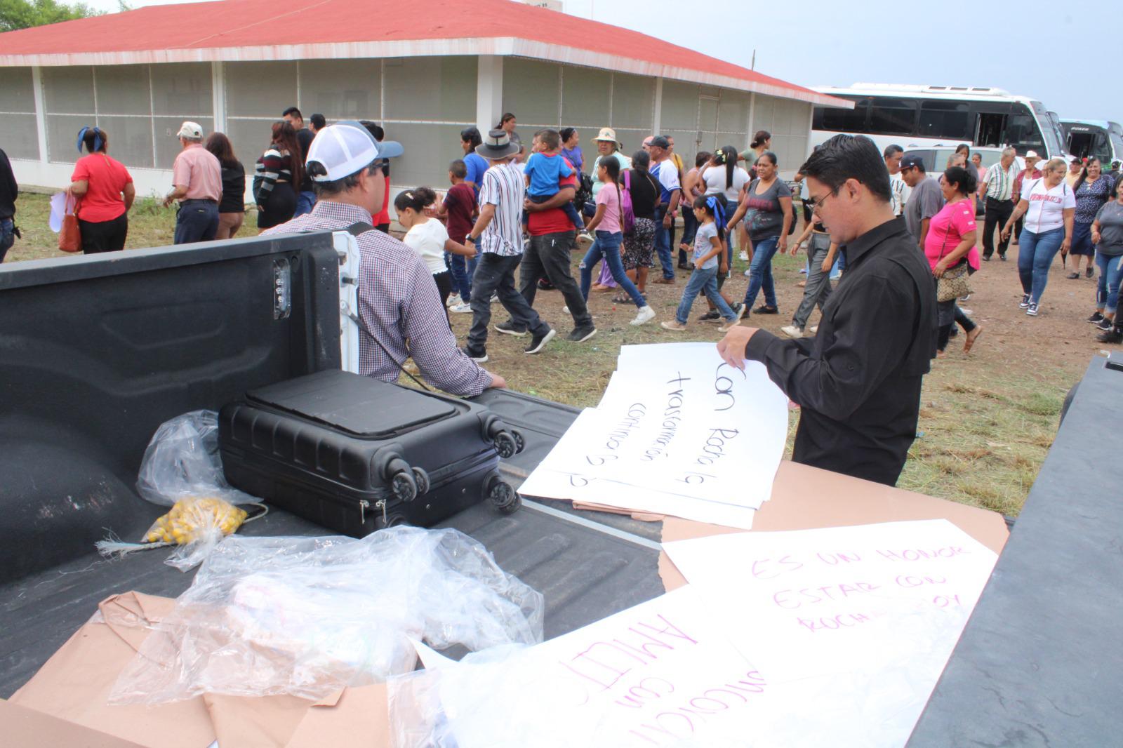 $!Entregan cartulinas en apoyo a Rocha Moya en evento de AMLO y Sheinbaum en Sinaloa