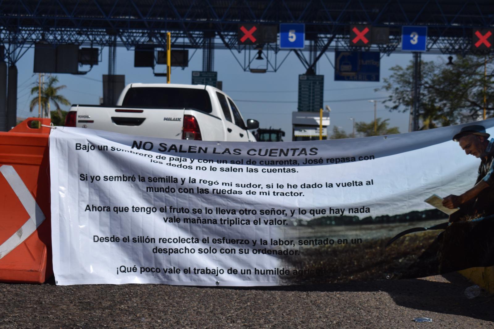 $!Maiceros restringen paso por caseta de Costa Rica en señal de protesta por el precio de comercialización