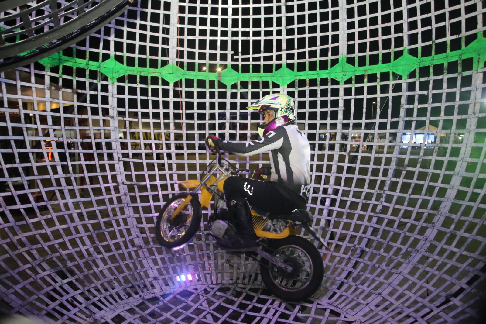 $!Muestran los ‘Locos Riders’ grandes acrobacias en la exhibición de Globo de la Muerte