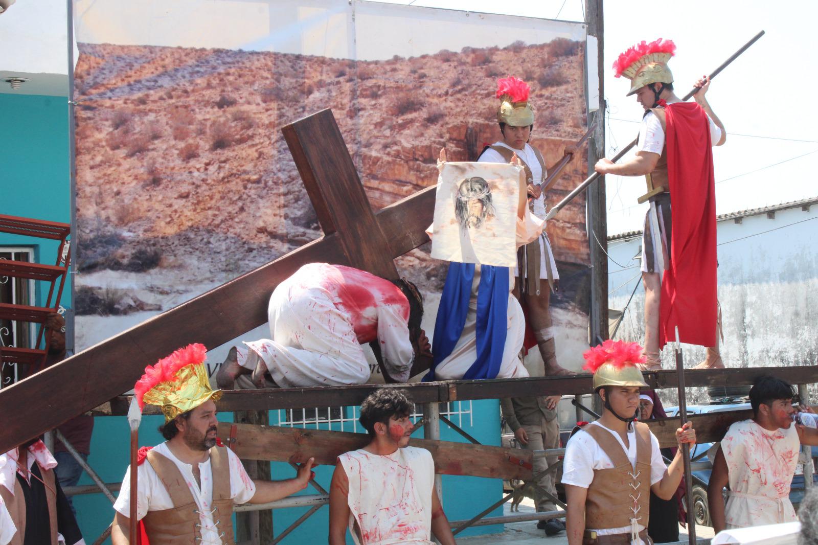 $!Reviven la pasión de Cristo en el ya tradicional Viacrucis viviente, en El Rosario