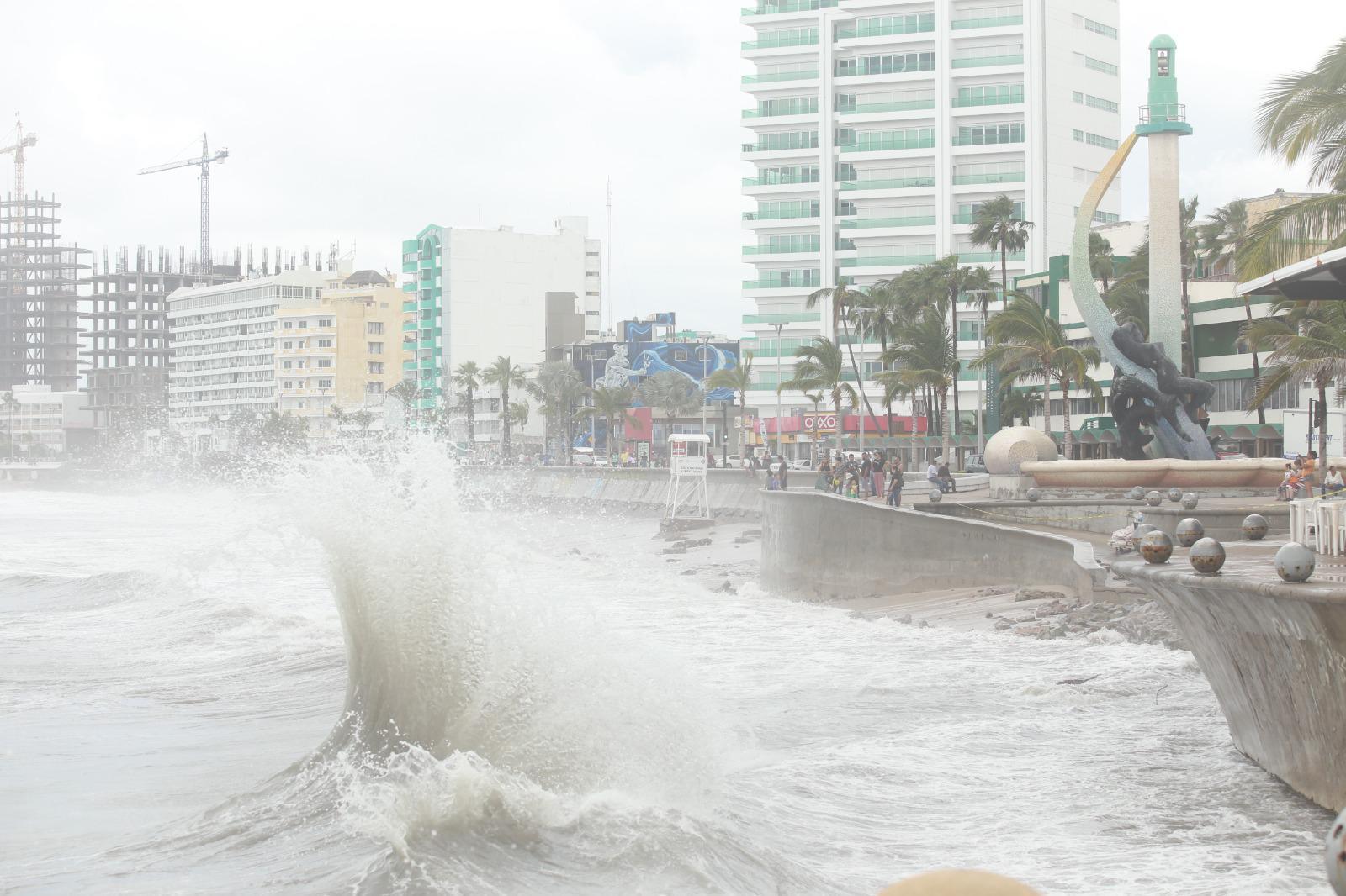 $!Reportan oleaje de 4 a 5 metros en las playas de Mazatlán