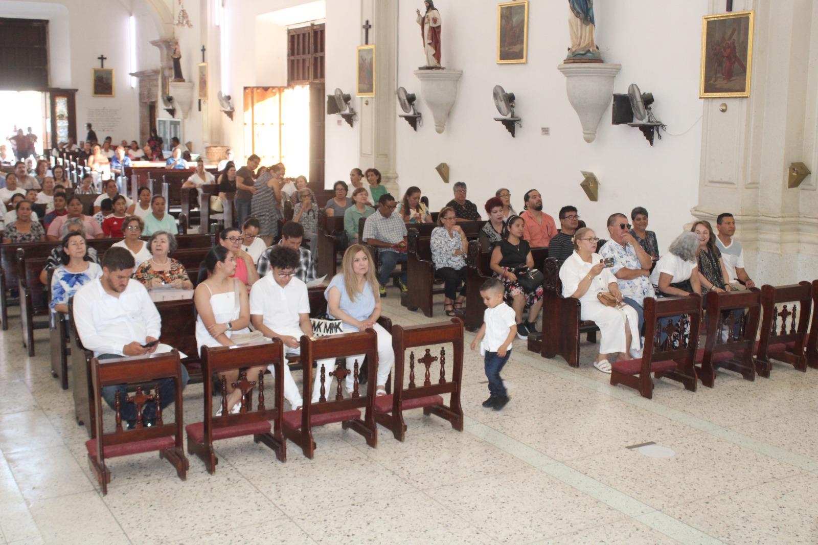 $!Evocan con vestido donado a Nuestra Señora del Rosario a la tradición infantil de ofrendar flores a la Virgen