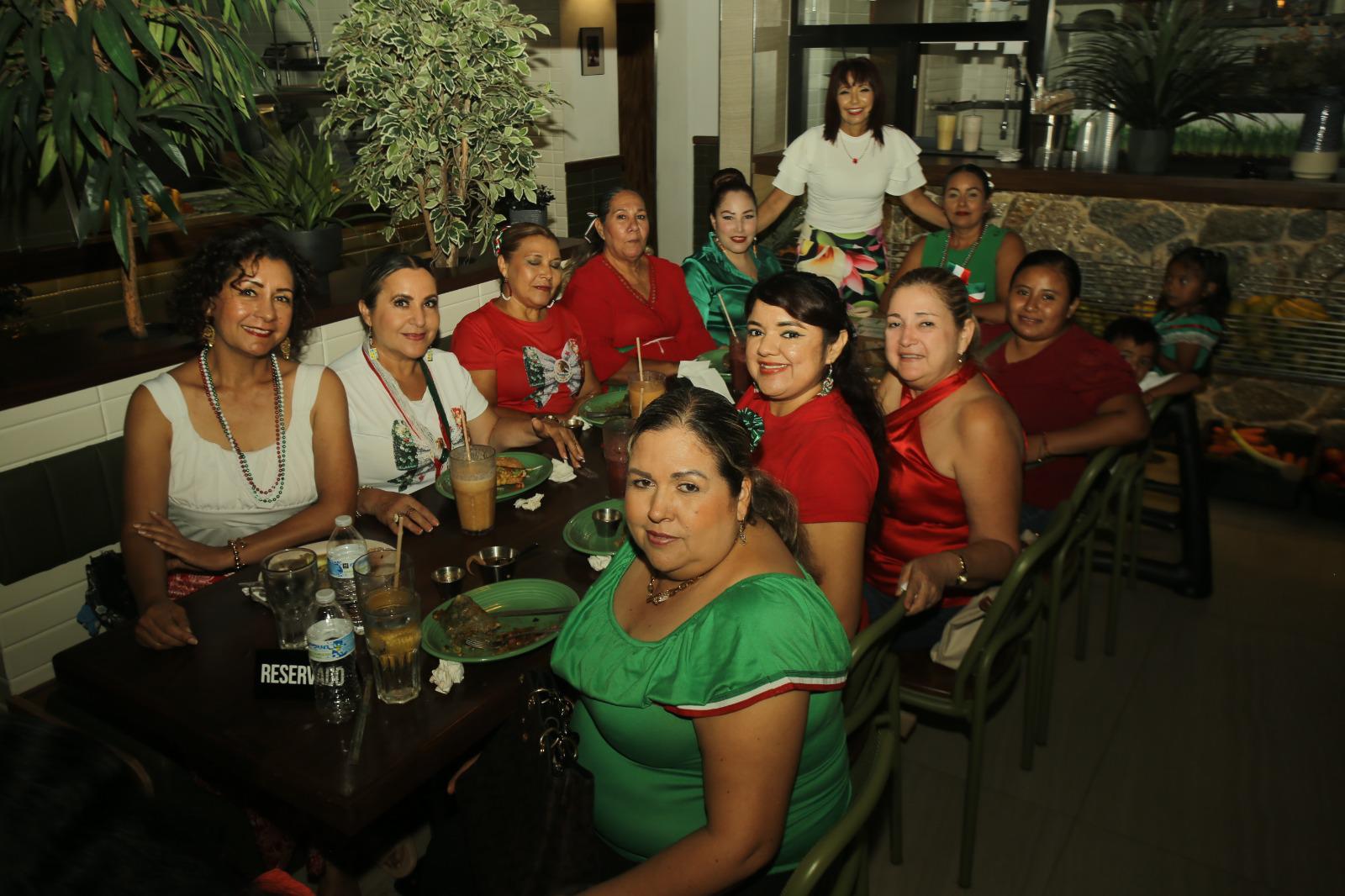 $!Celina entre sus alumnas, Rocío Salazar, Lupita Velarde, Mary Toledo, Rosa Isela Noriega, Liz Rodríguez, Abigail Cruz, Elizabeth Martínez, Lupita Valdez, Ruby Águila y María García.