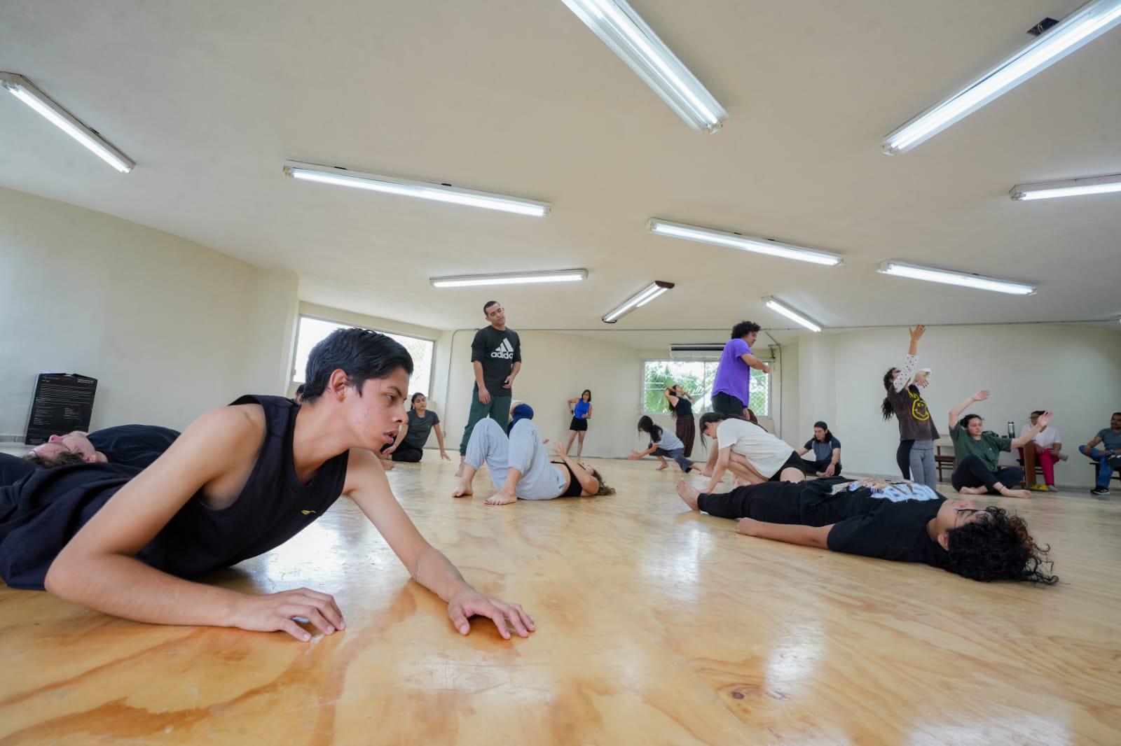 $!Cerca de 20 estudiantes y artistas de la localidad iniciaron el taller Cuerpo: Vehículo Expresivo.