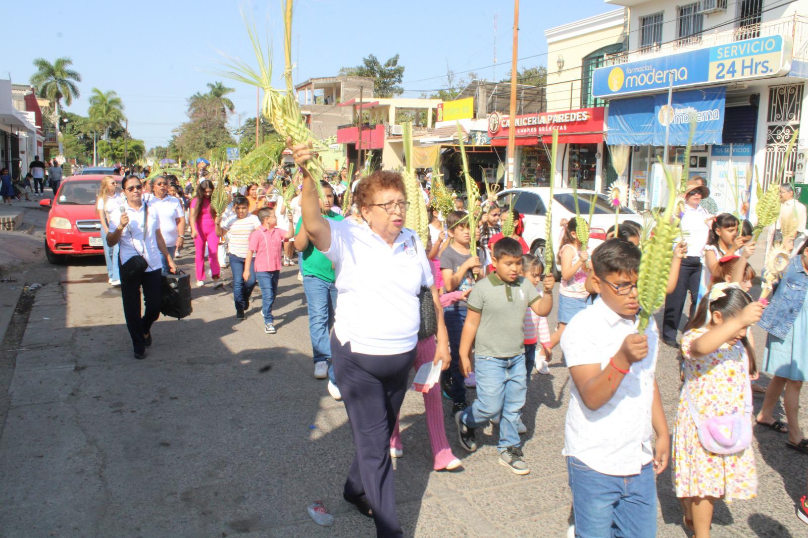 $!Niños y adultos celebran el inicio de la Semana Santa con el Domingo de Ramos en Rosario