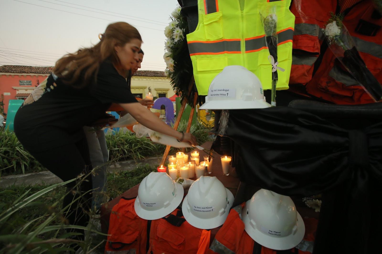 $!Con altar y velas, rinden homenaje a mineros asesinados en Concordia