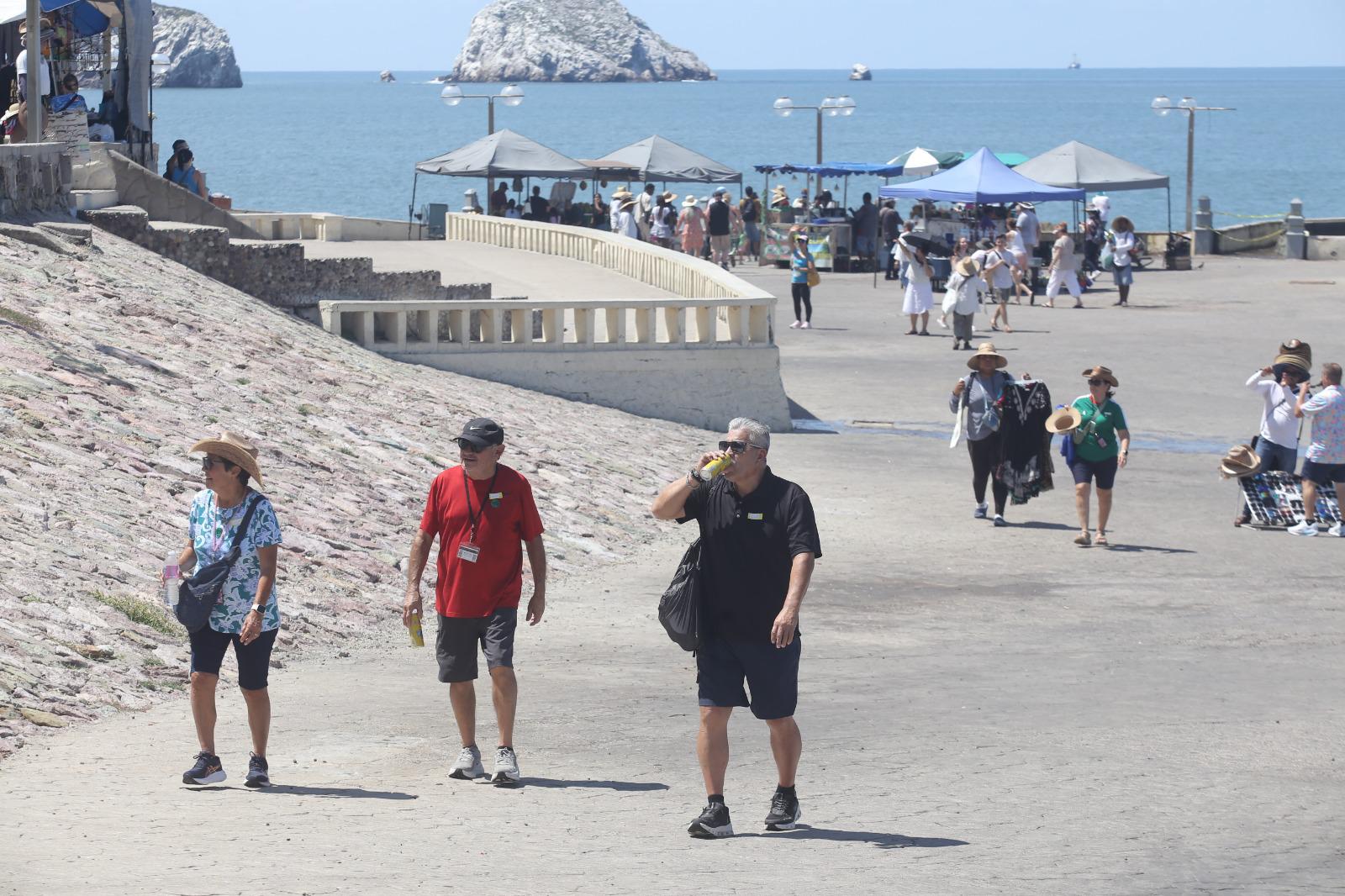 $!Disfrutan cruceristas atractivos de Mazatlán durante visita del Navigator Of The Seas