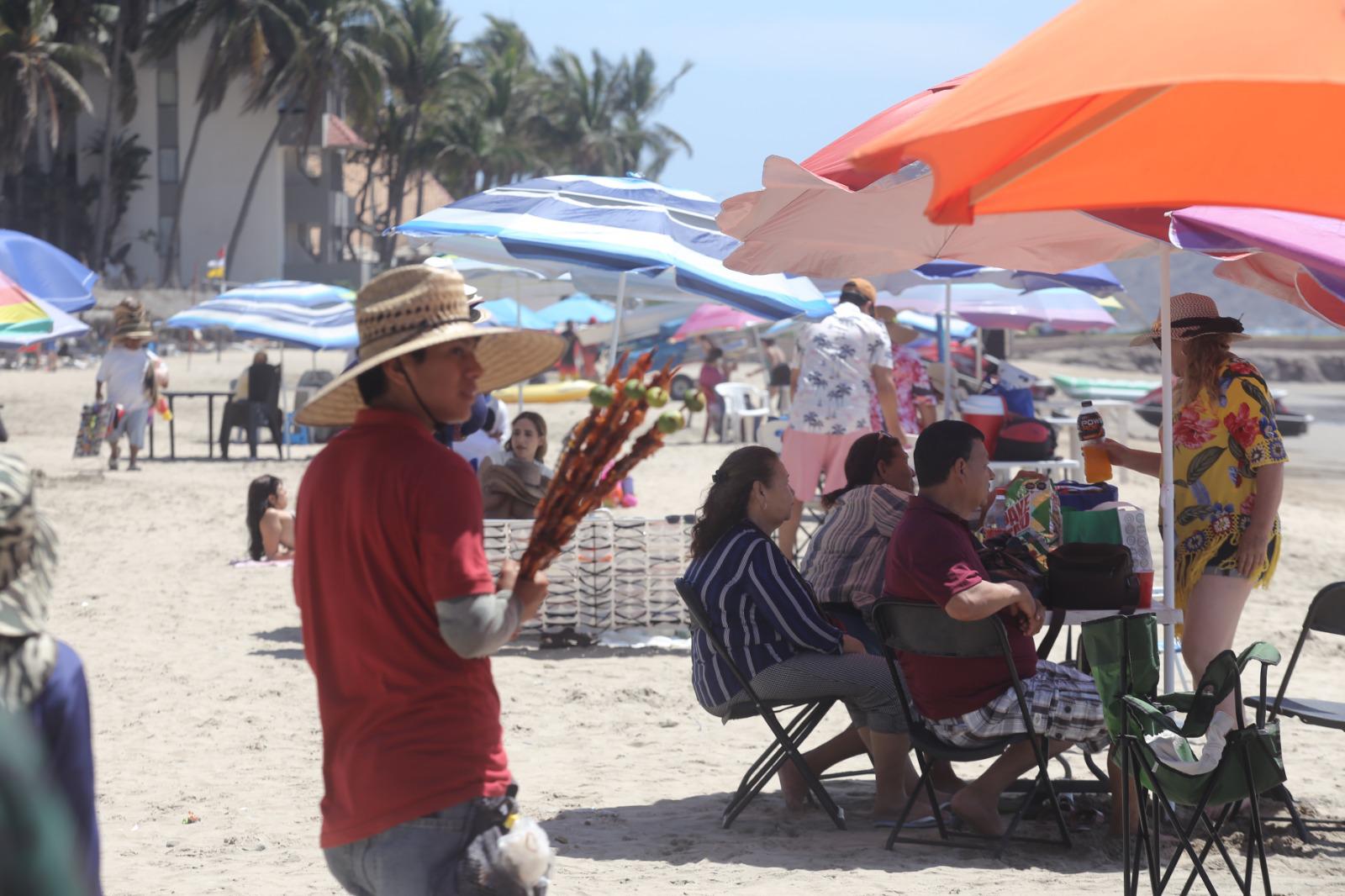 $!Se mantiene buena presencia de bañistas en las playas de Mazatlán