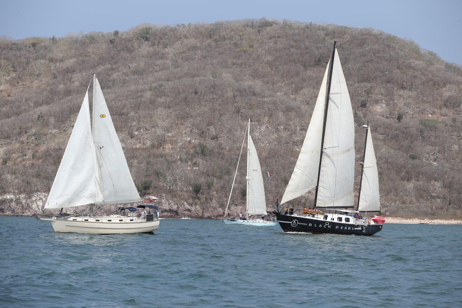 $!Deleitan veleros en el Malecón de Mazatlán con desfile por el Día de la Marina