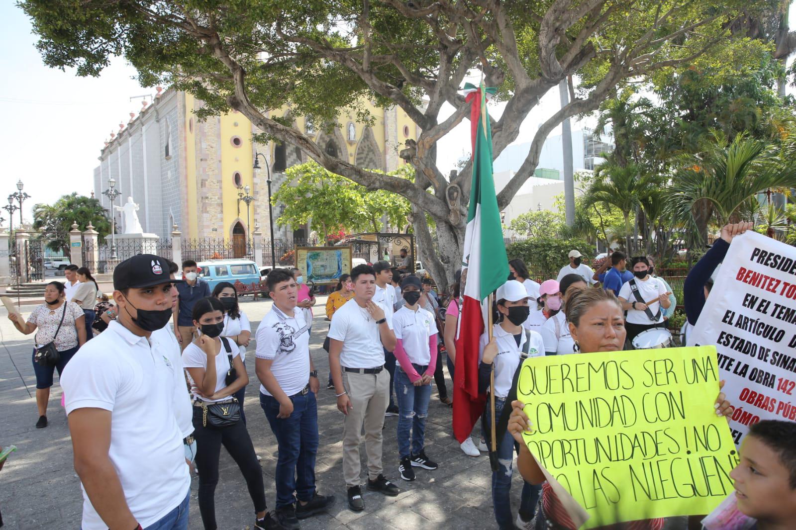 $!Habitantes de Mármol protestan y exigen al Gobierno de Mazatlán les mejore escuela