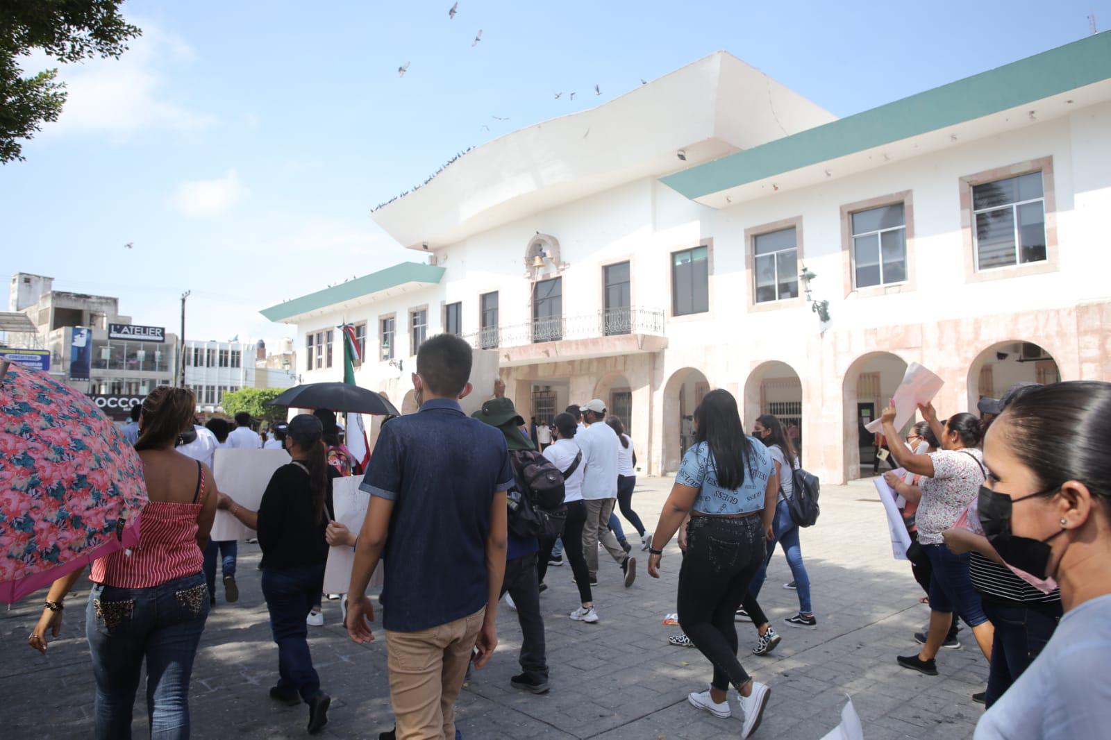 $!Habitantes de Mármol protestan y exigen al Gobierno de Mazatlán les mejore escuela