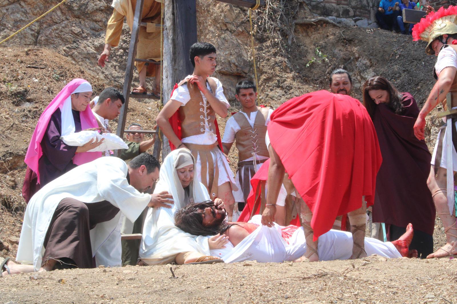 $!Reviven la pasión de Cristo en el ya tradicional Viacrucis viviente, en El Rosario