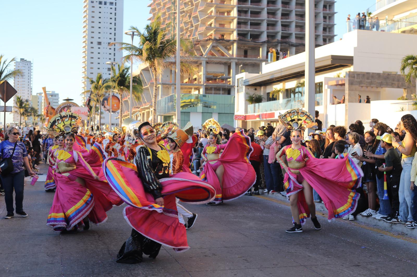 $!A la sombra del atardecer, cierra Mazatlán su Carnaval con un emotivo desfile