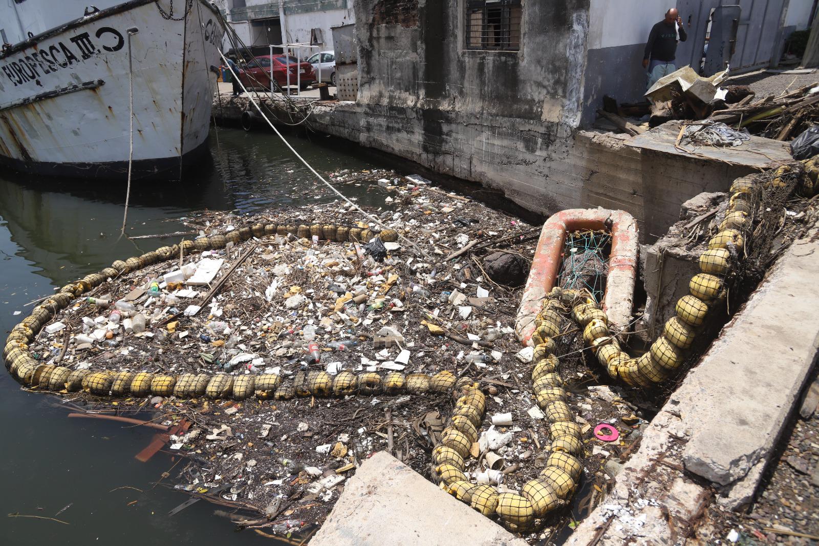 $!Impide biobarda que 12 toneladas de basura lleguen al mar en el puente Juárez