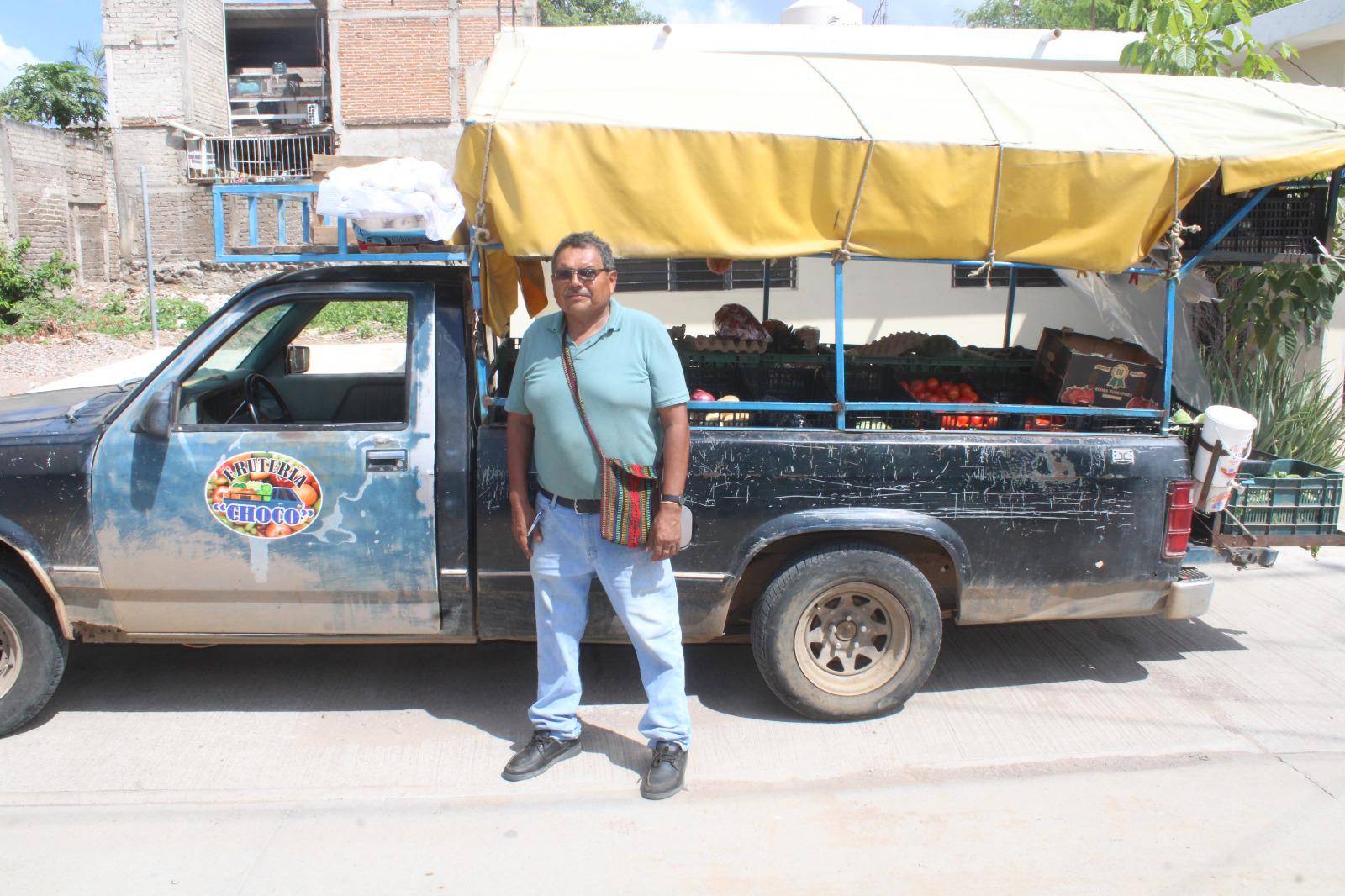 $!Alfonso emprende frutería ambulante en Rosario al quedar sin empleo
