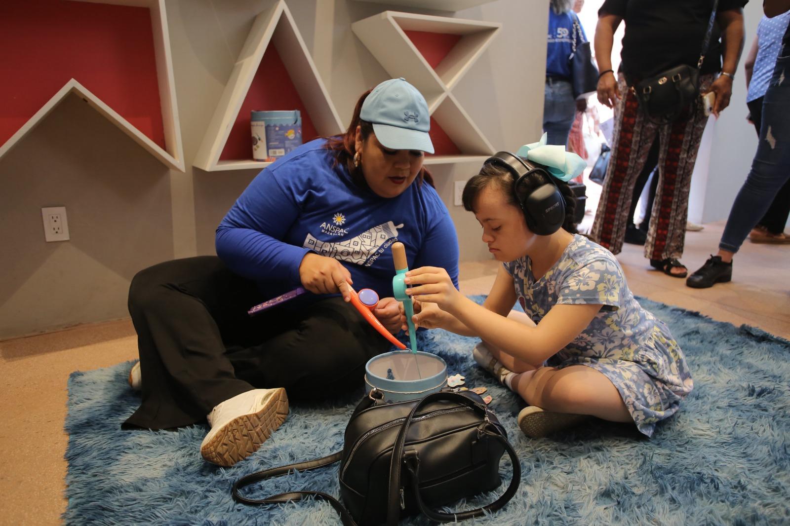 $!Cinthia Veliz juega con una pequeña en los juegos interactivos que ofrece el lugar.