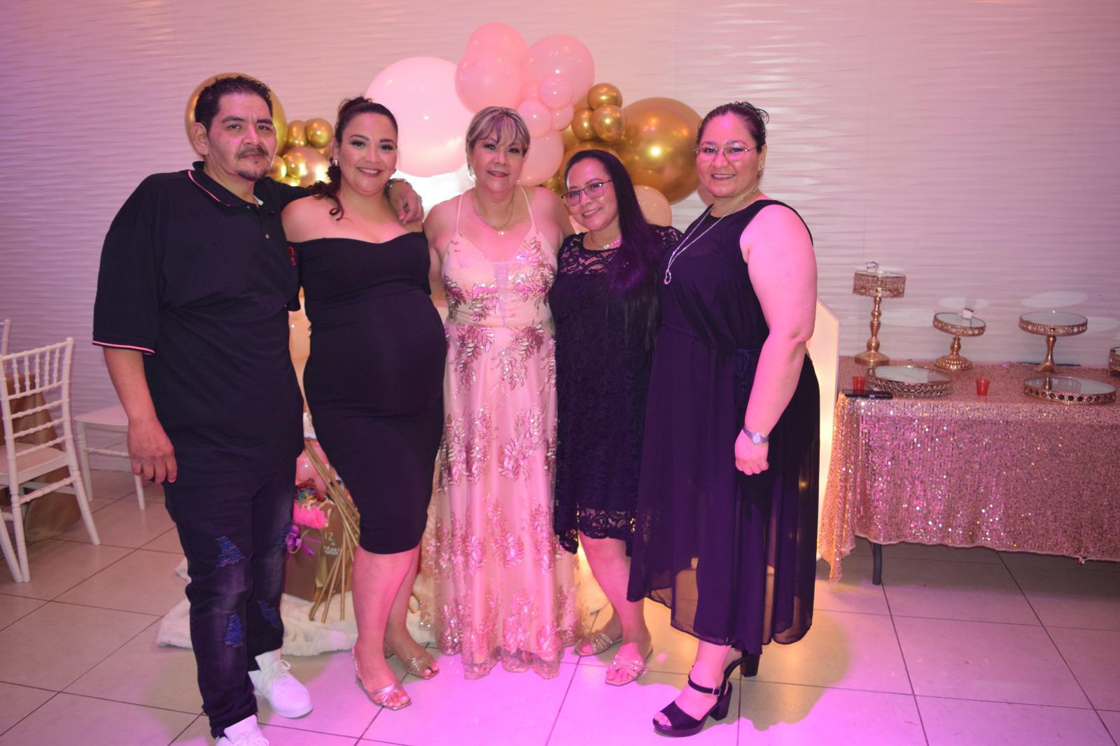 $!La festejada entre sus sobrinos Guillermo, Perla, Laura y Grecia Pineda Álvarez.