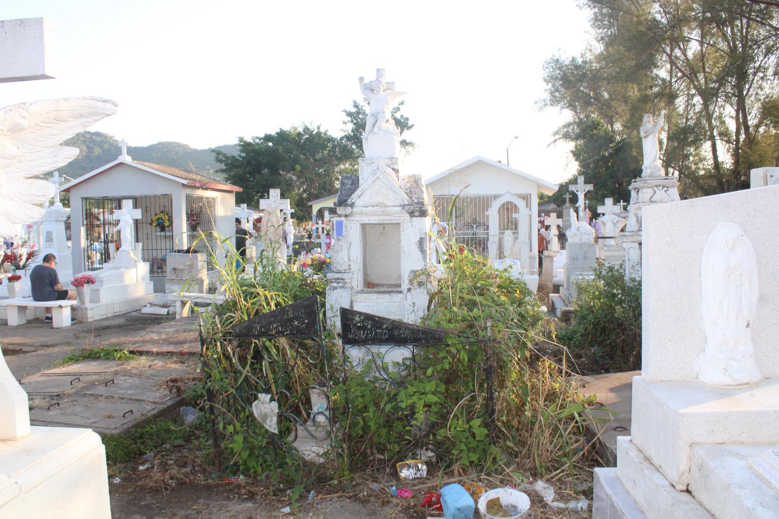 $!Panteón municipal de Rosario tiene concurrido Día de Muertos