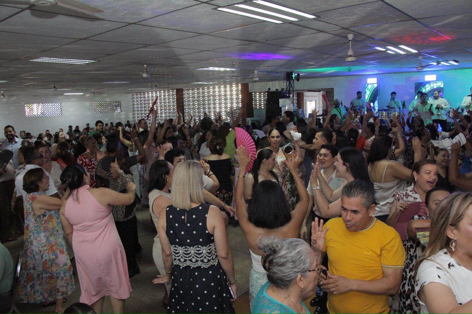 $!Municipio celebra a maestros de Rosario en su día; 7 docentes recibieron la medalla ‘Maestro Rafael Ramírez’