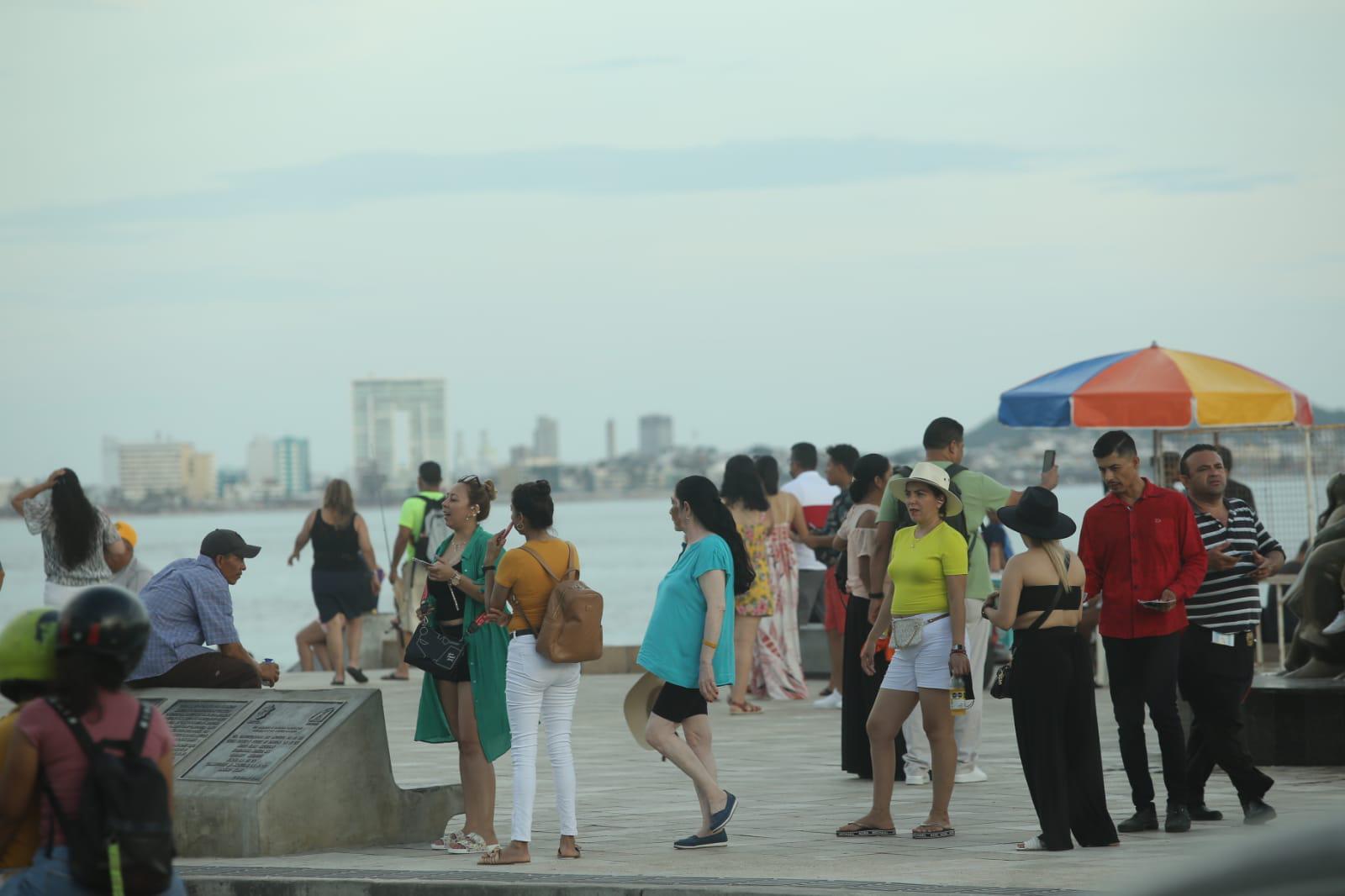 $!Turistas abarrotan el malecón de Mazatlán, lo disfrutan y quieren más...