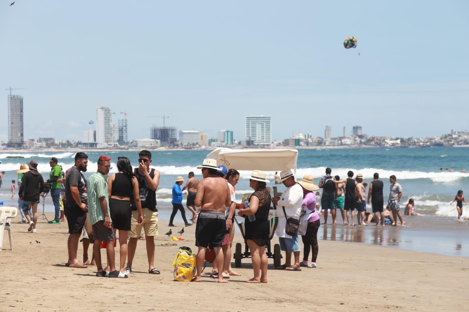 $!Después de la tormenta, bañistas regresan a las playas de Mazatlán
