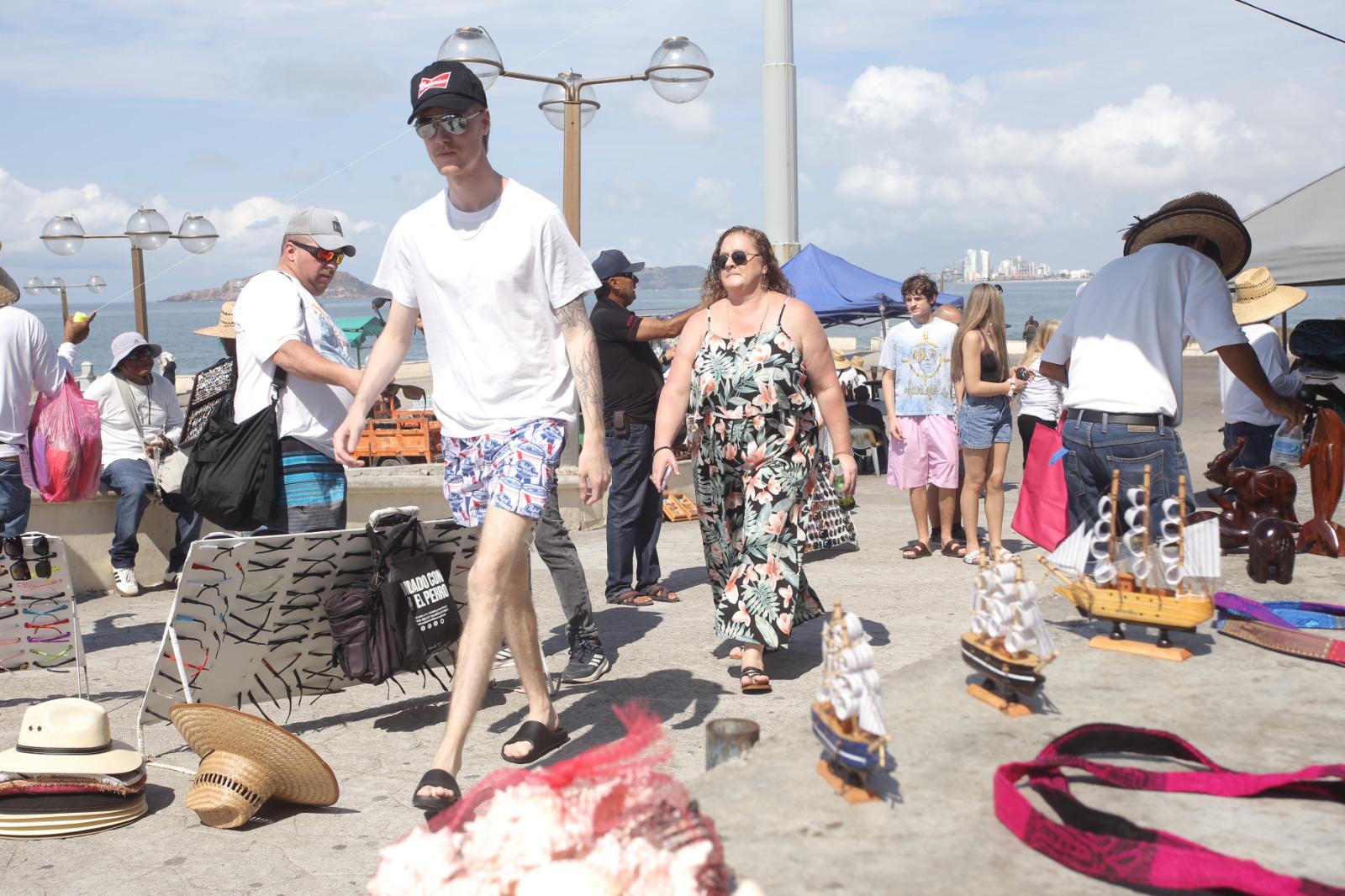 $!Recibe Mazatlán al crucero Navigator of the Seas, con 4 mil visitantes