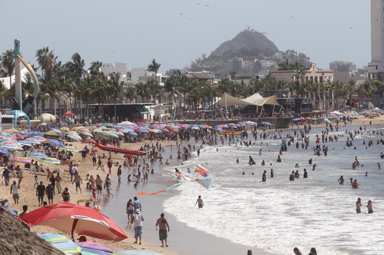 $!Bañistas no abandonan las playas de Mazatlán durante el cierre de la Semana Santa